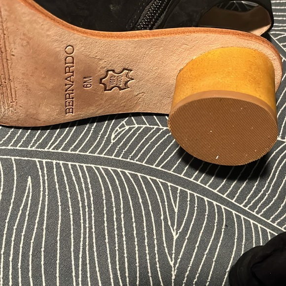 Bernardo Suede Sandals 👡 “Luna” 🌙 size 6M - Picture 7 of 9